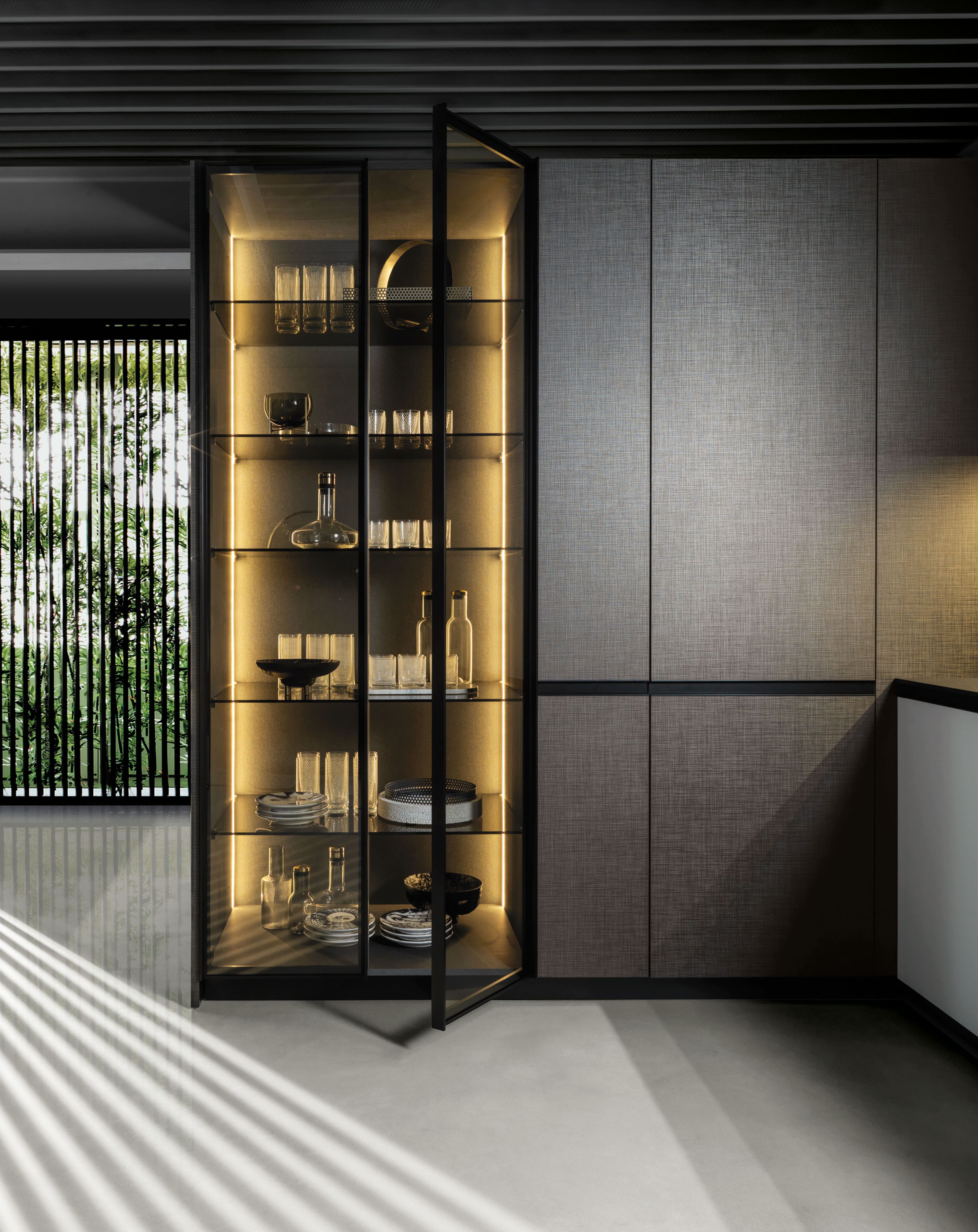 Линейная секционная кухня без ручек Euromobil Lain ARCH-00015235 - Вид №3