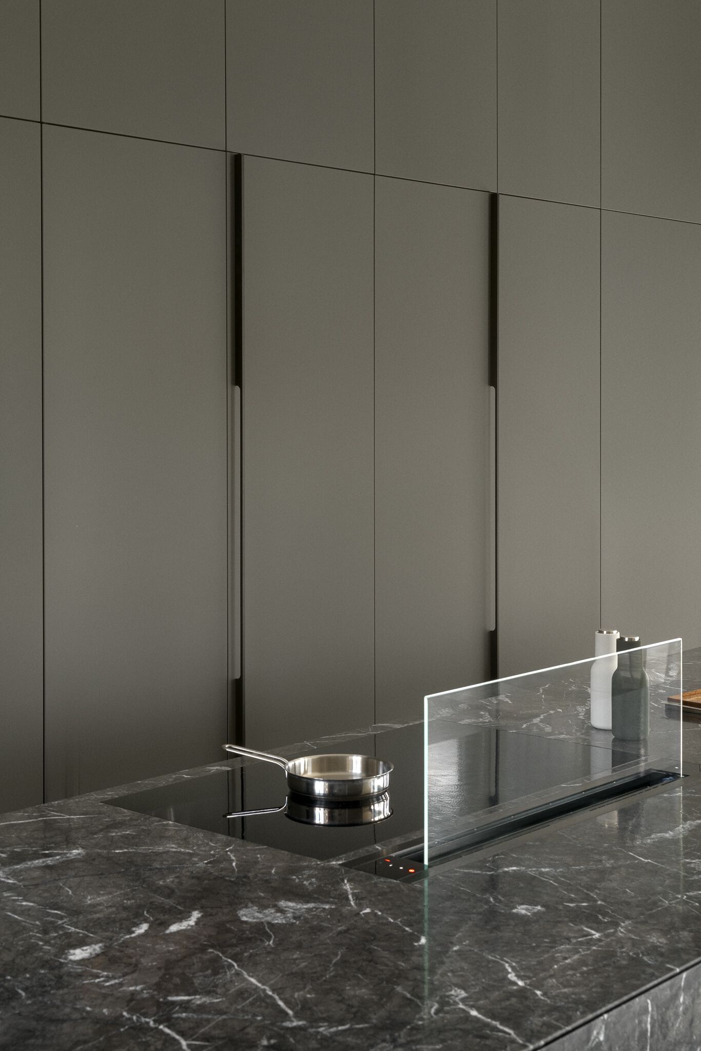 Кухня с островом на заказ из дерева и камня Zajc Monolith ARCH-00020432 - Вид №7