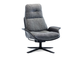 Тканевое кресло с подлокотниками