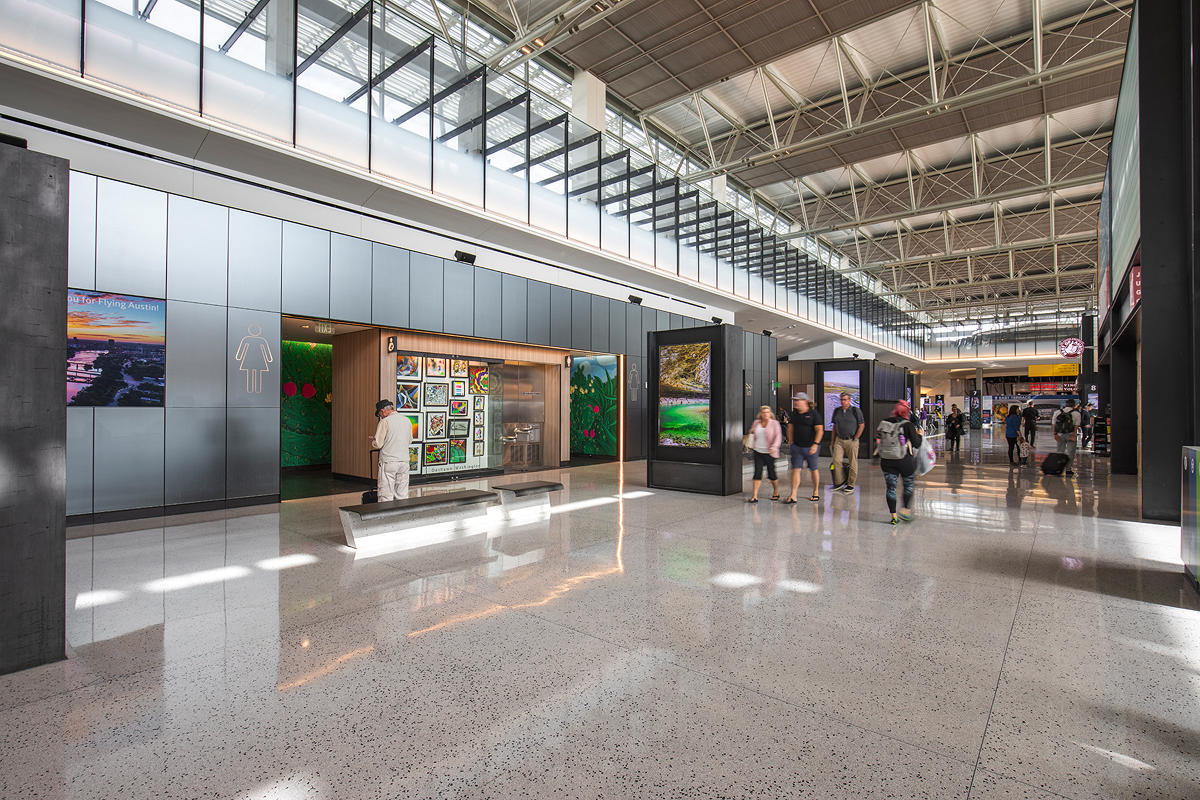 FSRT633 Система облицовки стен Levelr с панелями из вивихромового хромового стекла в отражающей конфигурации с индивидуальной цветовой прослойкой и опалексной отделкой, индивидуальной графикой туалета с индивидуальной подсветкой световой панели и настраив Forms-surfaces  - Вид №6