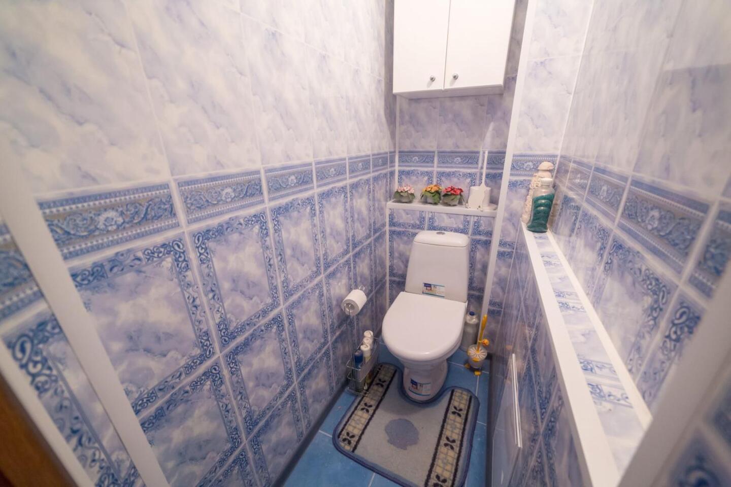 Отделка туалета в квартире пластиковыми панелями - 72 фото