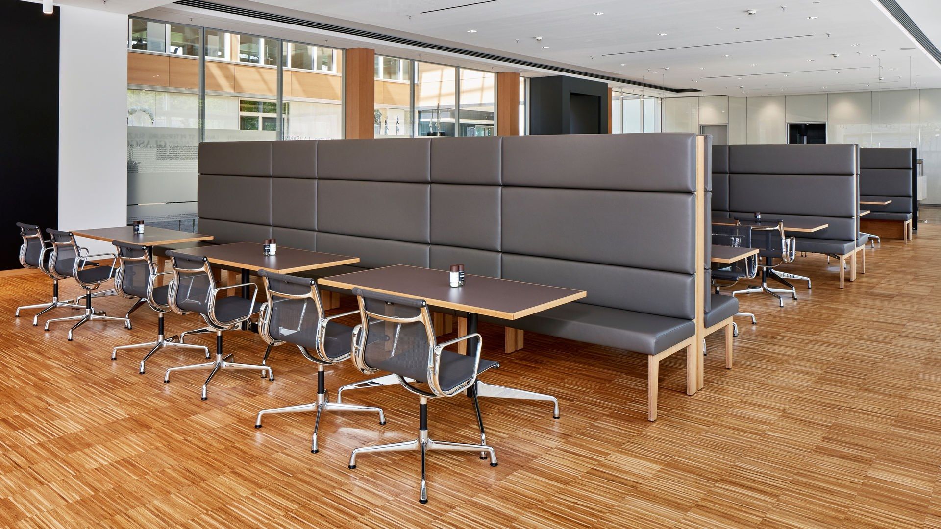 Тканевый стул с подлокотниками VITRA Eames Aluminium Group ARCH-00094304 - Вид №11