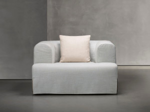 Тканевое кресло с подлокотниками