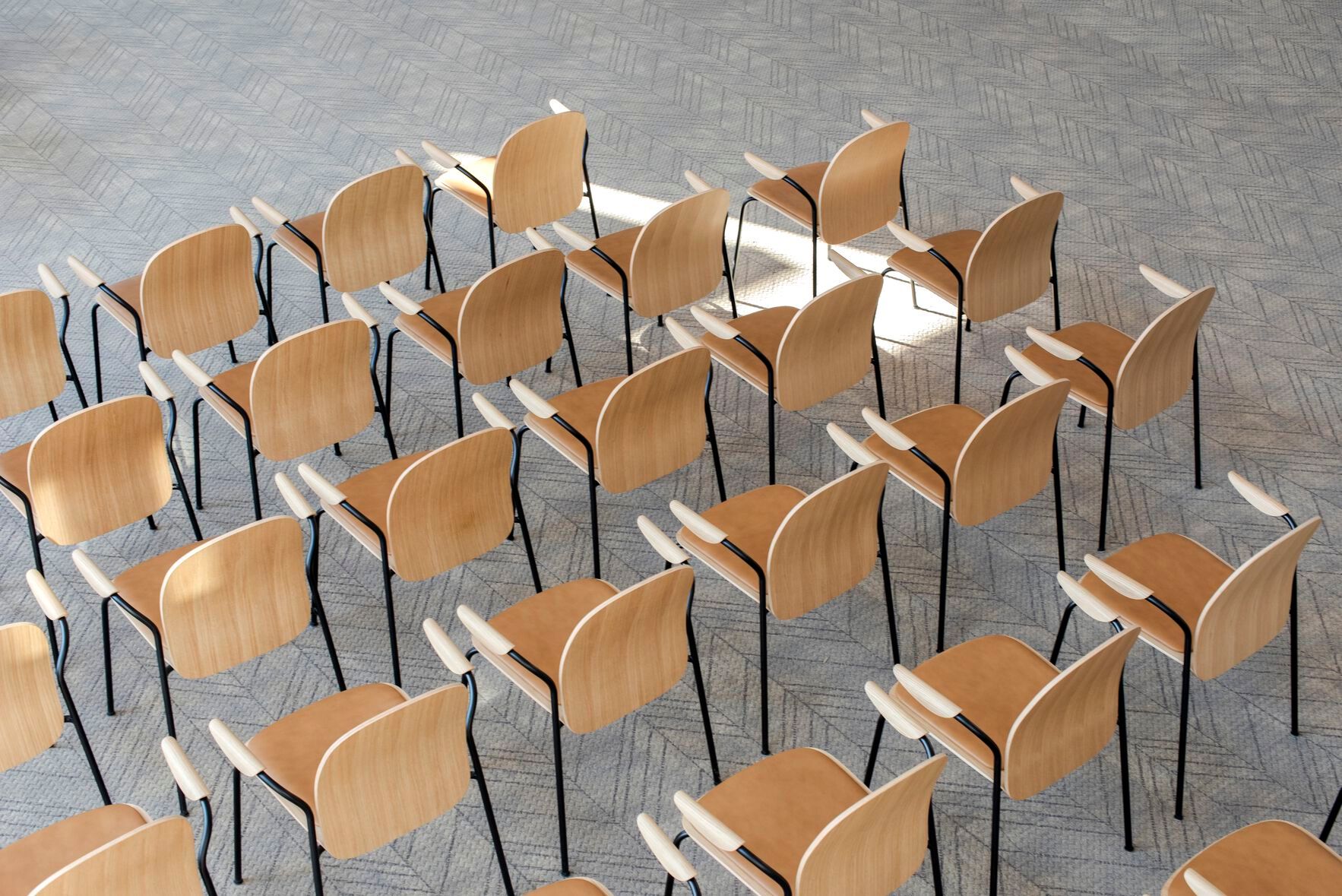 Штабелируемый стул из грецкого ореха с подлокотниками Gazzda Book ARCH-00126870 - Вид №9