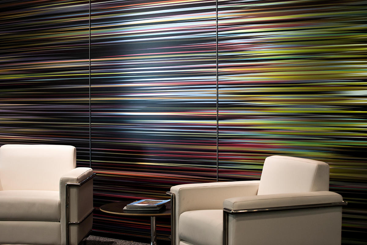 FSRT635 Система облицовки стен Levelr с панелями из вивихромового хромового стекла в отражающей конфигурации с индивидуальной цветовой прослойкой и опалексной отделкой, индивидуальной графикой туалета с индивидуальной подсветкой световой панели и настраив Forms-surfaces  - Вид №11