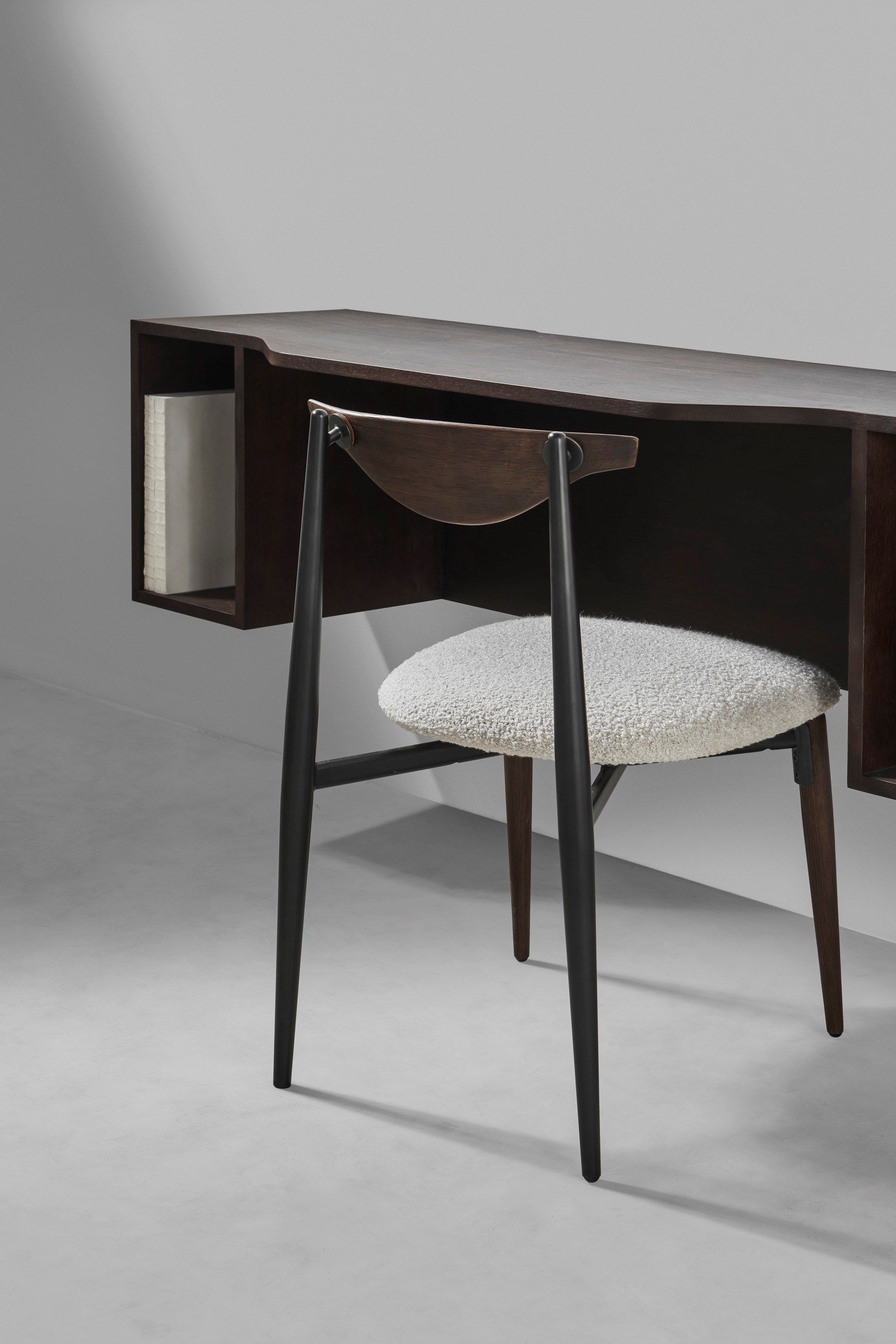 Прямоугольный стол из дуба с полками District Eight Drift ARCH-00083290 - Вид №2