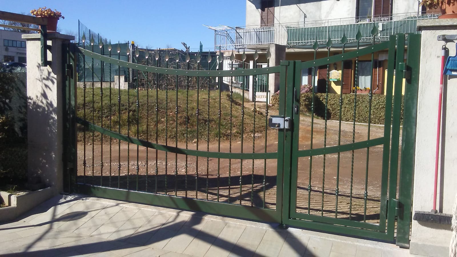 Железные моторизованные распашные ворота Centro Inferriate Cancelli carrabili ARCH-00020533 - Вид №1