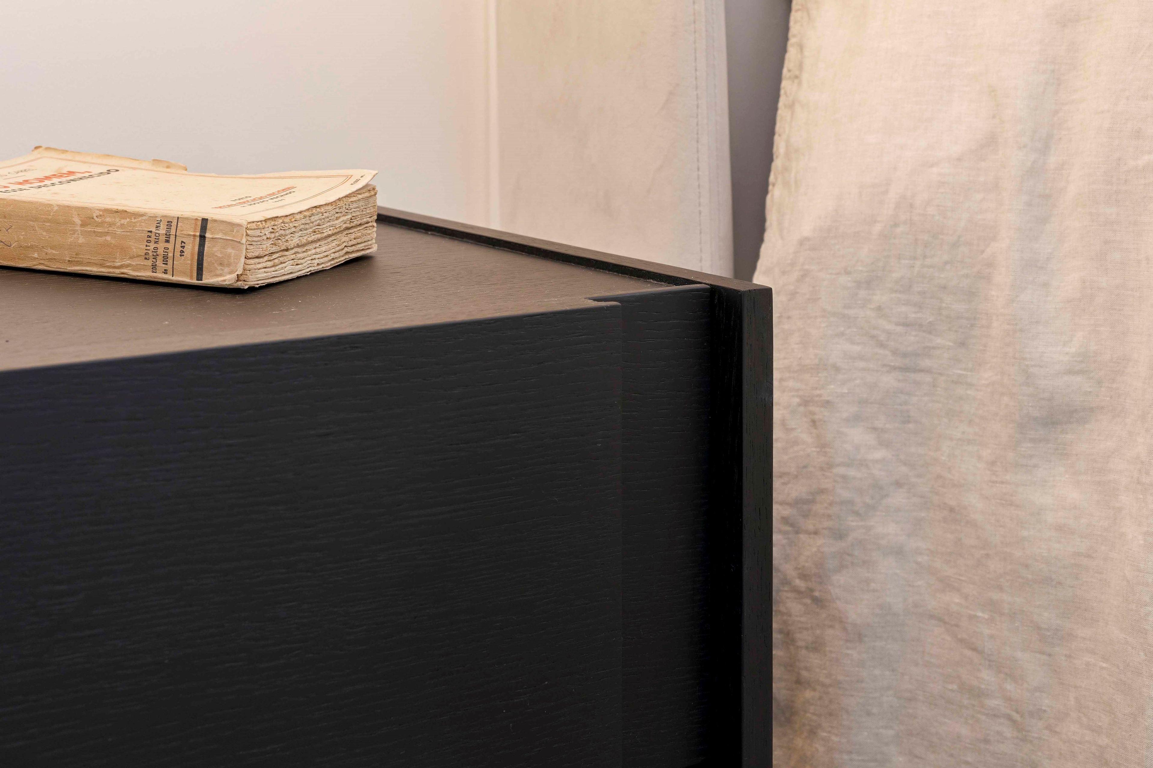 Прямоугольная прикроватная тумбочка из орехового дерева с ящиками Stylish Club Sevilha ARCH-00016888 - Вид №4