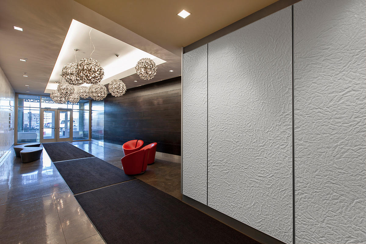 FSRT662 Система облицовки стен Levele с минимальным количеством панелей; вставки из стекла vivichrome chromis с прослойкой зеркального тумана и отделкой opalex, нержавеющей стали с отделкой seastone и рисунком dallas и фанерой из американского вишневого д Forms-surfaces  - Вид №9