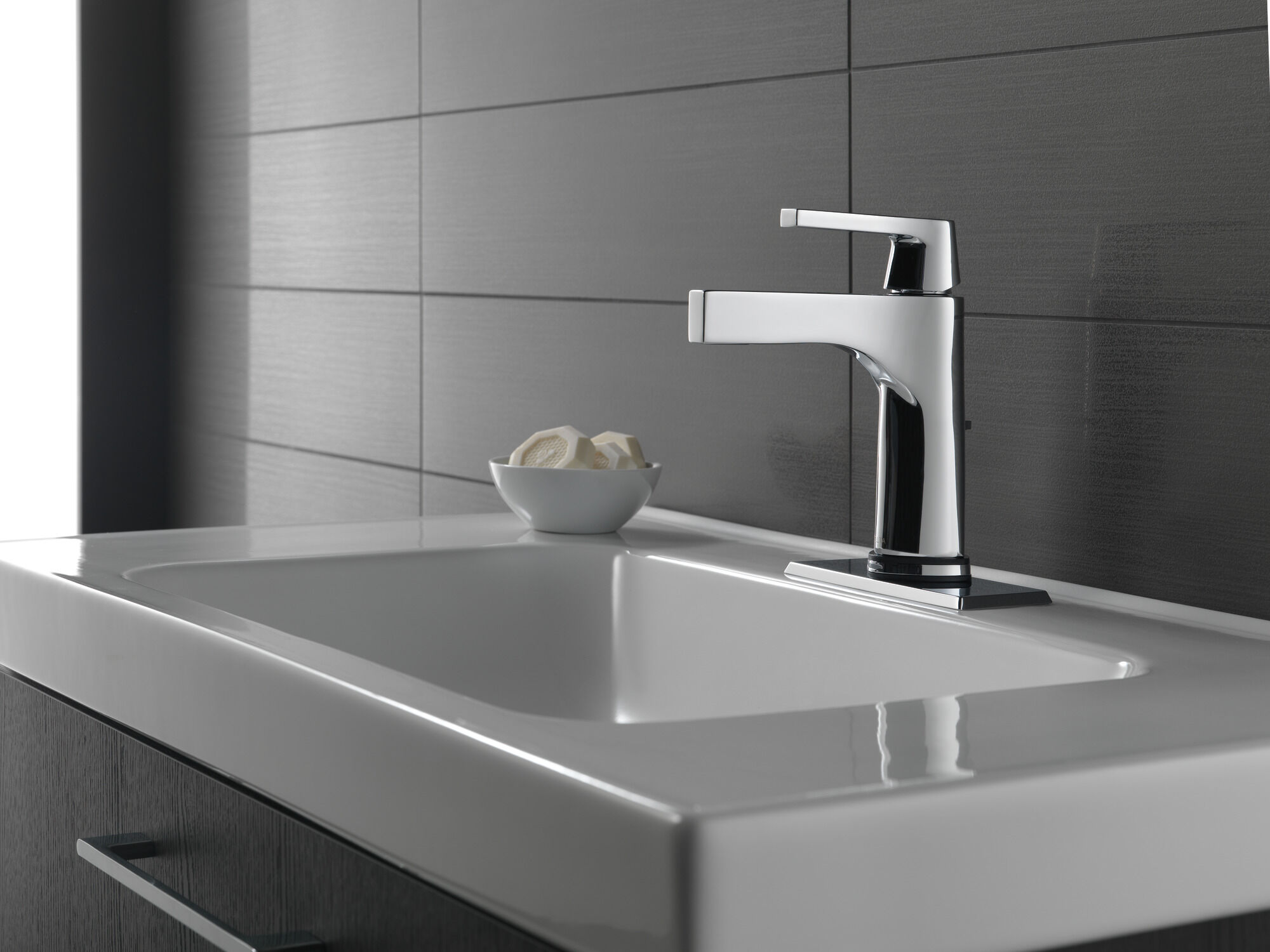 574T-PN-DST Смеситель для ванной с одной ручкой с технологией Touch2O.xt® Delta Faucet Zura Полированный никель  - Вид №1