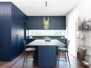 Угловая кухня с центральным островом и обшивкой