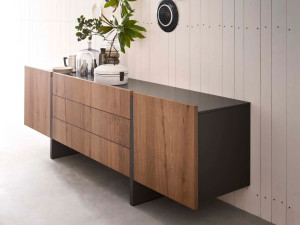 Деревянный шкаф