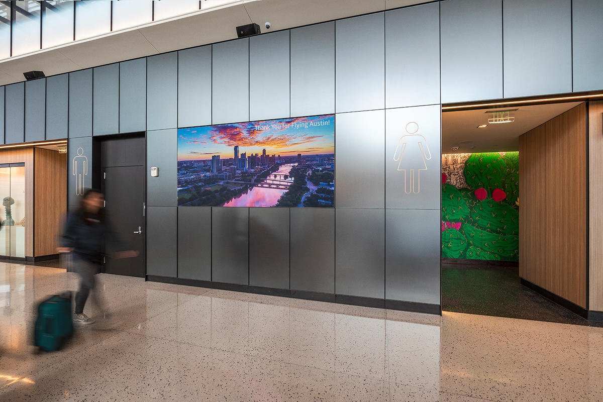 FSRT635 Система облицовки стен Levelr с панелями из вивихромового хромового стекла в отражающей конфигурации с индивидуальной цветовой прослойкой и опалексной отделкой, индивидуальной графикой туалета с индивидуальной подсветкой световой панели и настраив Forms-surfaces  - Вид №7