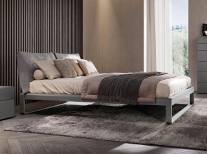 Деревянная двуспальная кровать