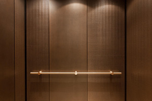 FSRT702 Интерьер лифта Levele-101 с индивидуальной компоновкой панелей; панели из склеенной бронзы с темной патиной и нестандартными узорами; Поручень компаса из атласной бронзы в резиденциях Intercontinental, Бостон, Массачусетс Forms-surfaces
