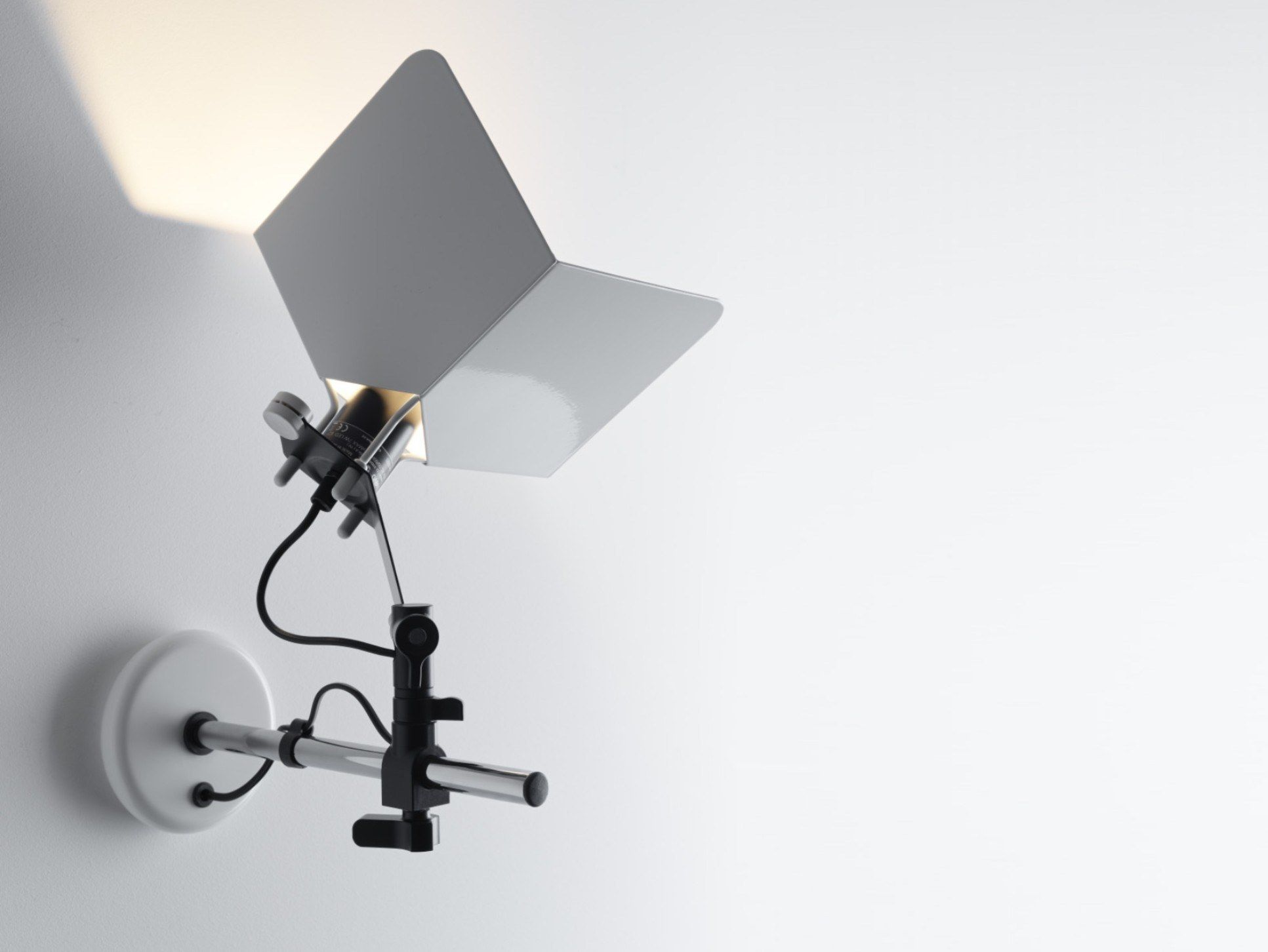 Железный светодиодный настенный светильник Stilnovo Triedro ARCH-00073689