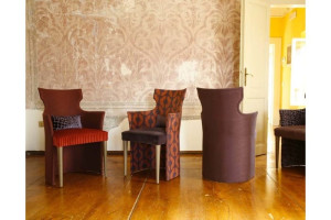 Тканевое кресло с подлокотниками