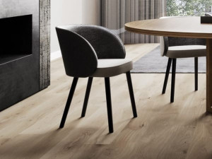 Тканевый мягкий стул с деревянной основой