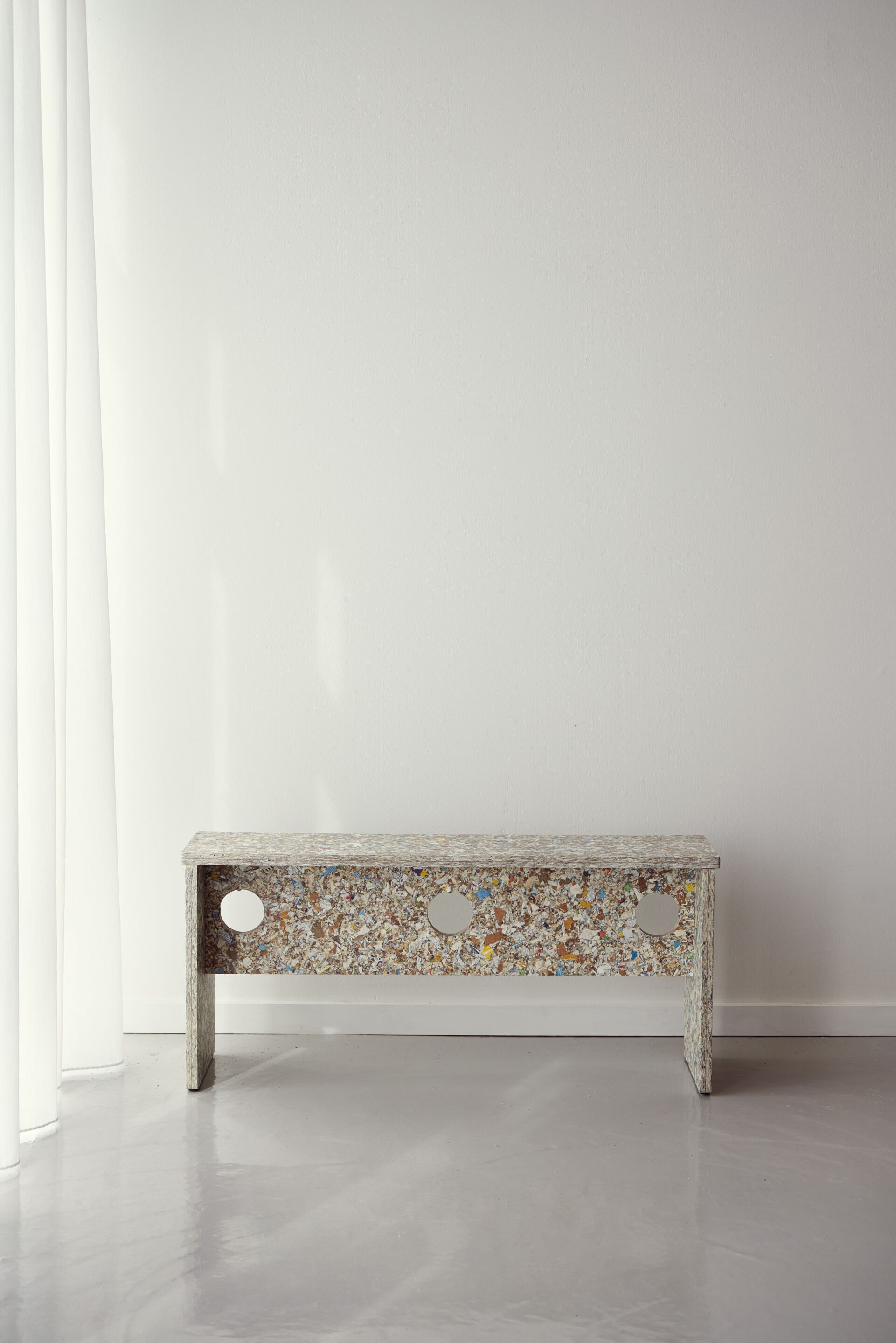 Скамейка из переработанного материала Form & Refine римейк ARCH-00138402 - Вид №2