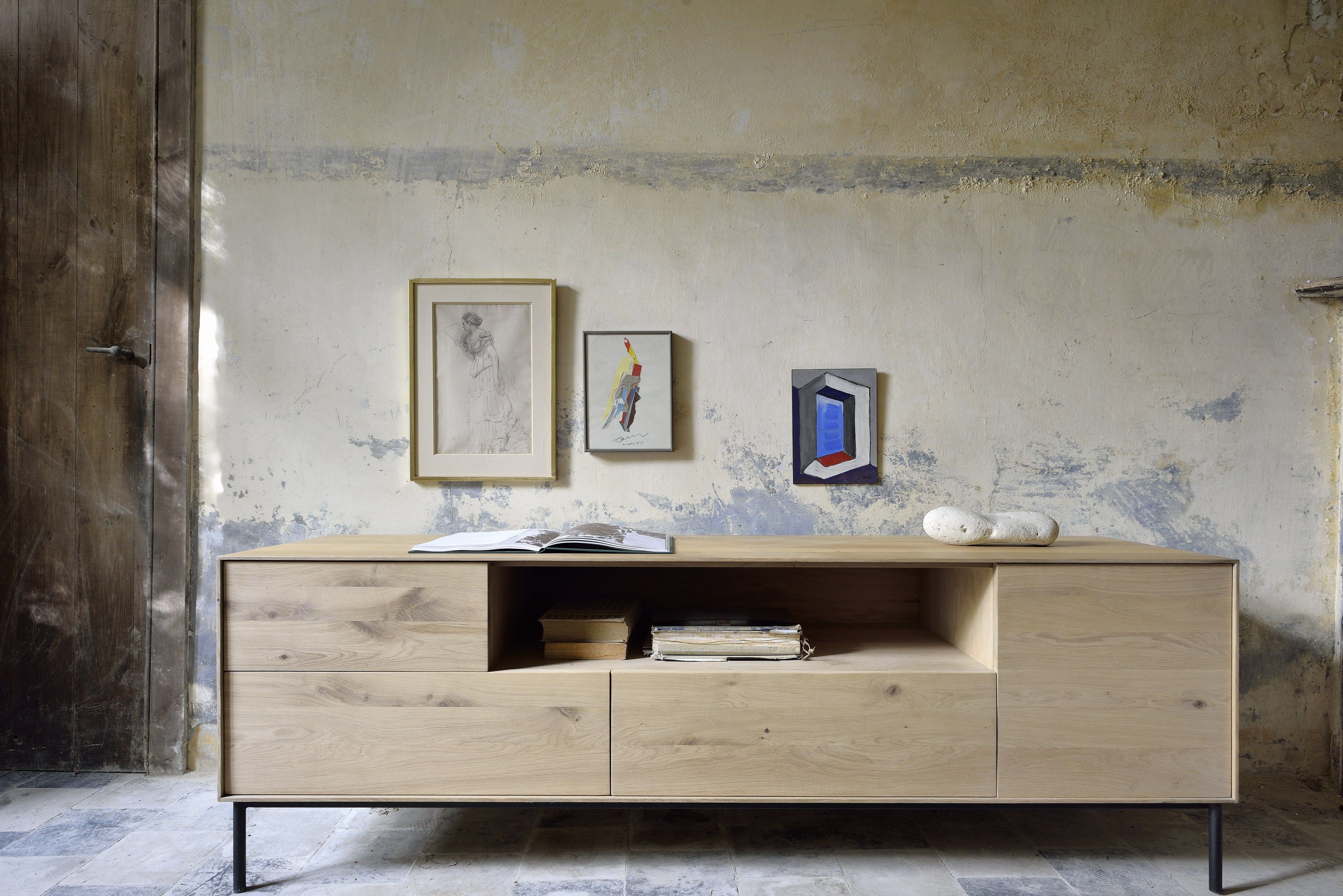 Дубовый шкаф для телевизора с ящиками Ethnicraft Whitebird ARCH-00036565 - Вид №2