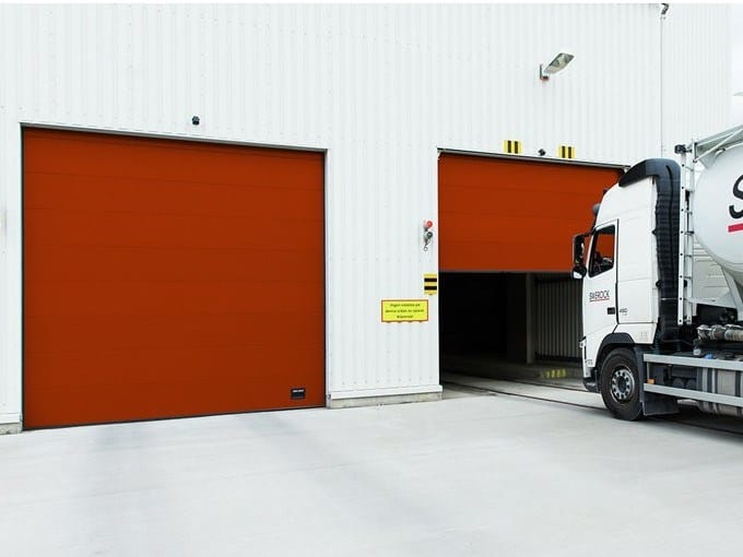 Быстрые секционные ворота ASSA ABLOY Entrance Systems промышленные секционные ворота ARCH-00064876