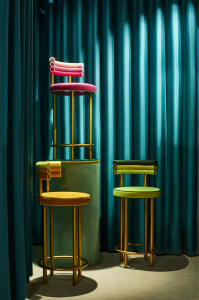 Высокий бархатный стул