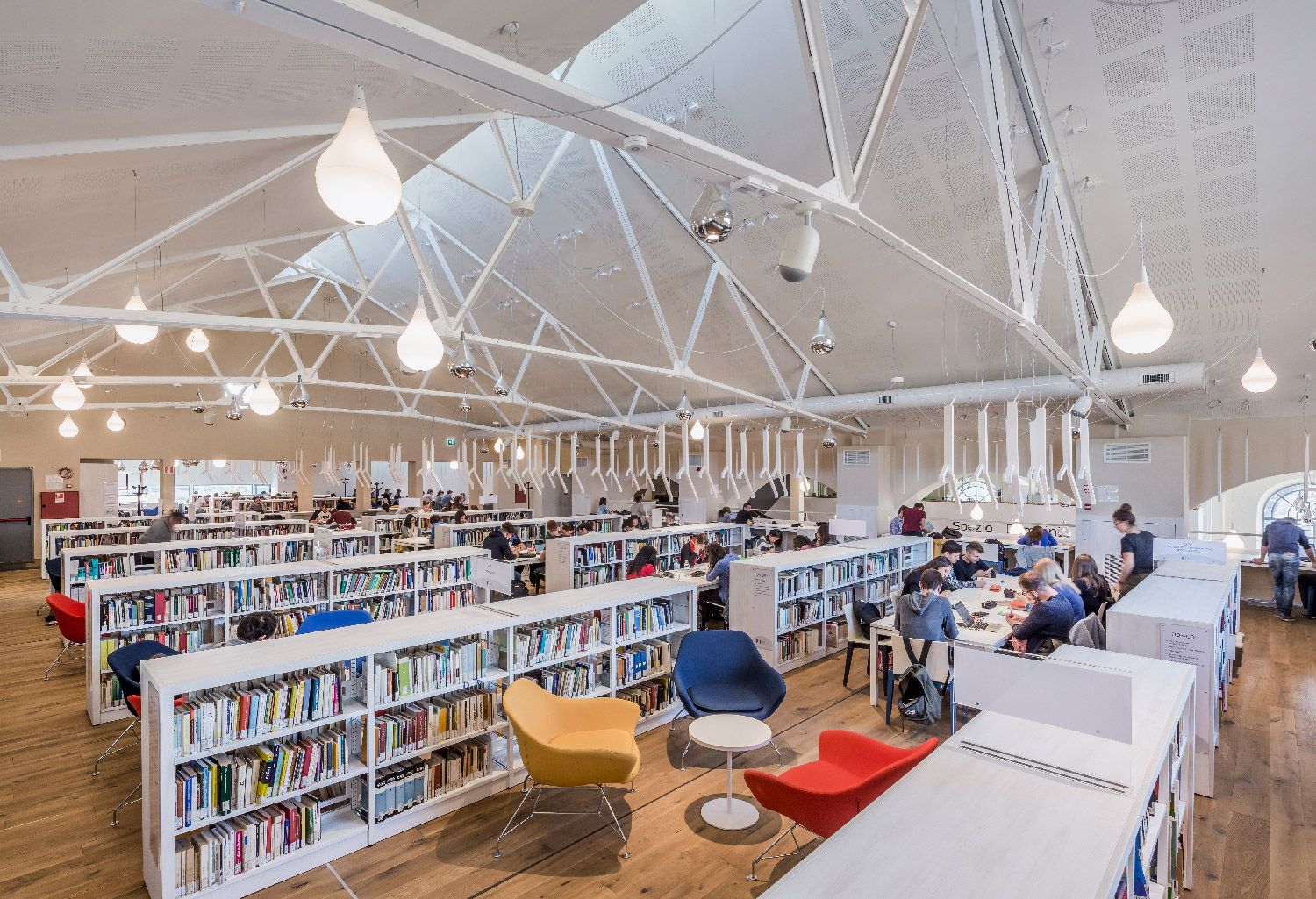 Пластиковый светодиодный подвесной светильник iGuzzini Капля за каплей ARCH-00122840 - Вид №1