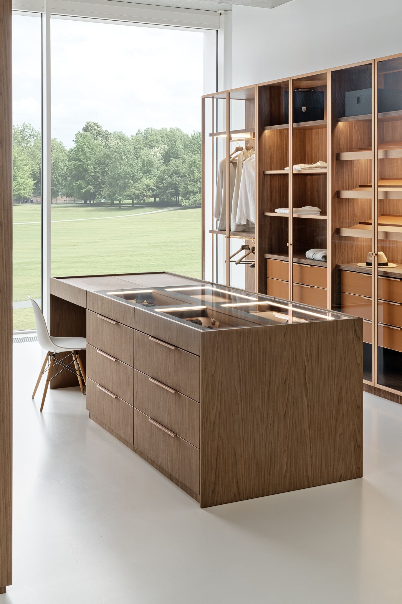 Индивидуальный деревянный шкаф со встроенным освещением Zajc W ARCH-00098040 - Вид №3