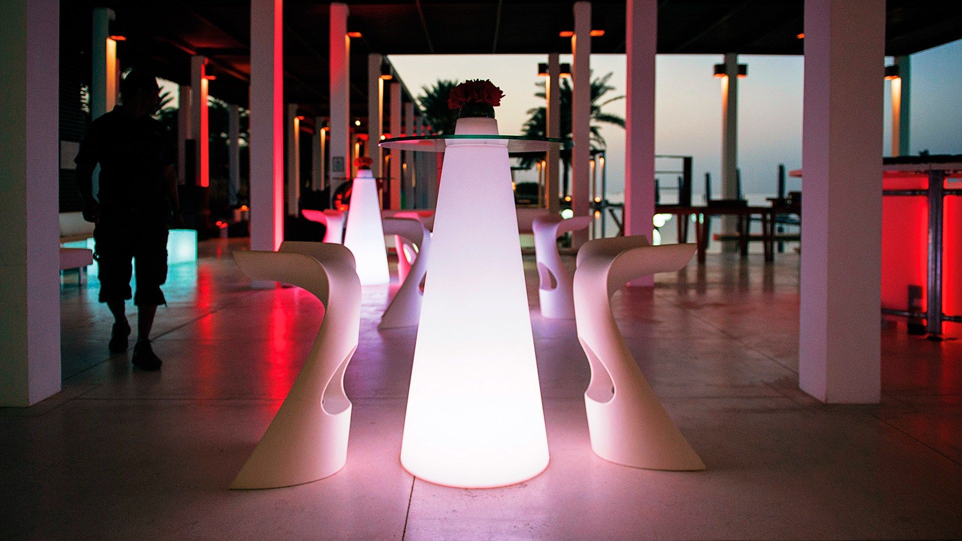 Высокий стол из полиэтилена для контракта SLIDE PEAK ARCH-00101759 - Вид №3