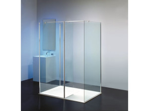 Душевая кабина в центре комнаты прямоугольное стекло