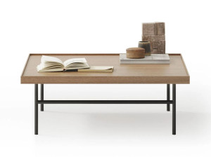 Квадратный деревянный и металлический журнальный столик