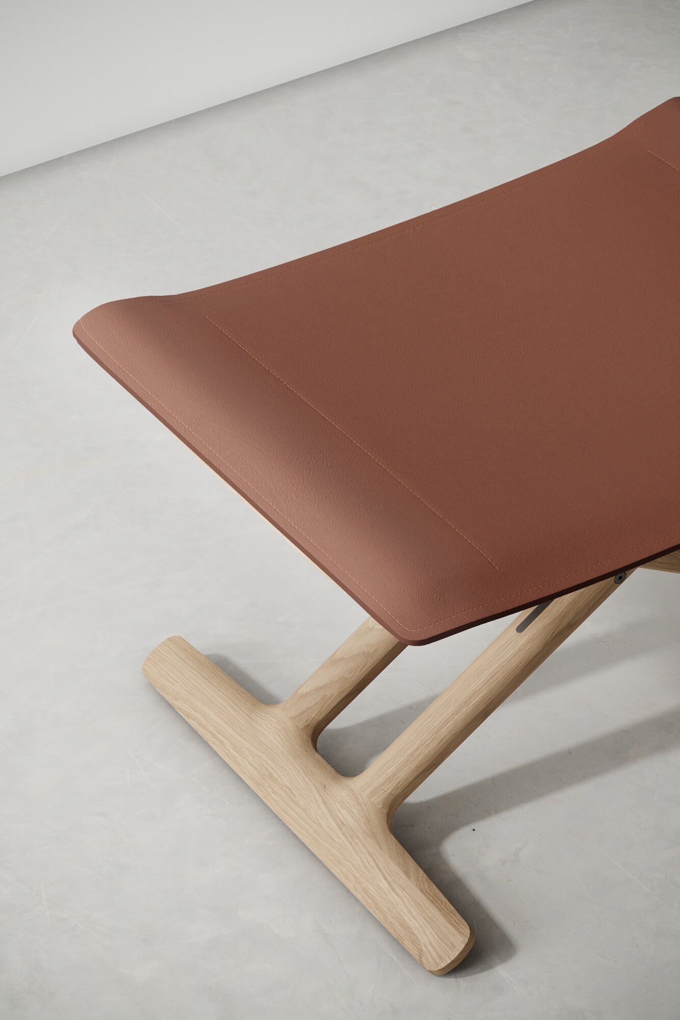 Подставка для ног из дуба District Eight Lodge ARCH-00121636