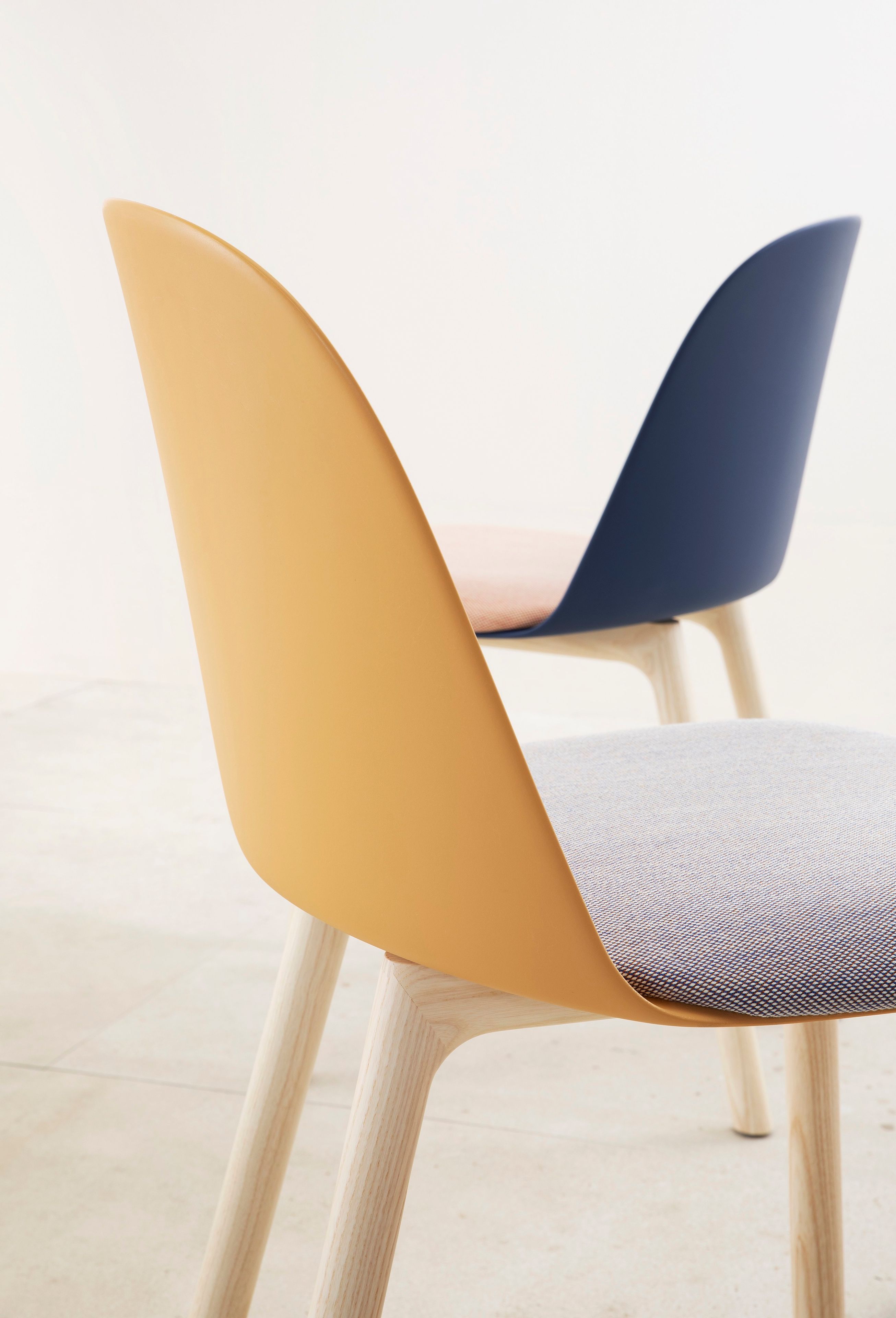 Стул со встроенной подушкой и деревянными ножками Miniforms Mariolina ARCH-00019373 - Вид №2