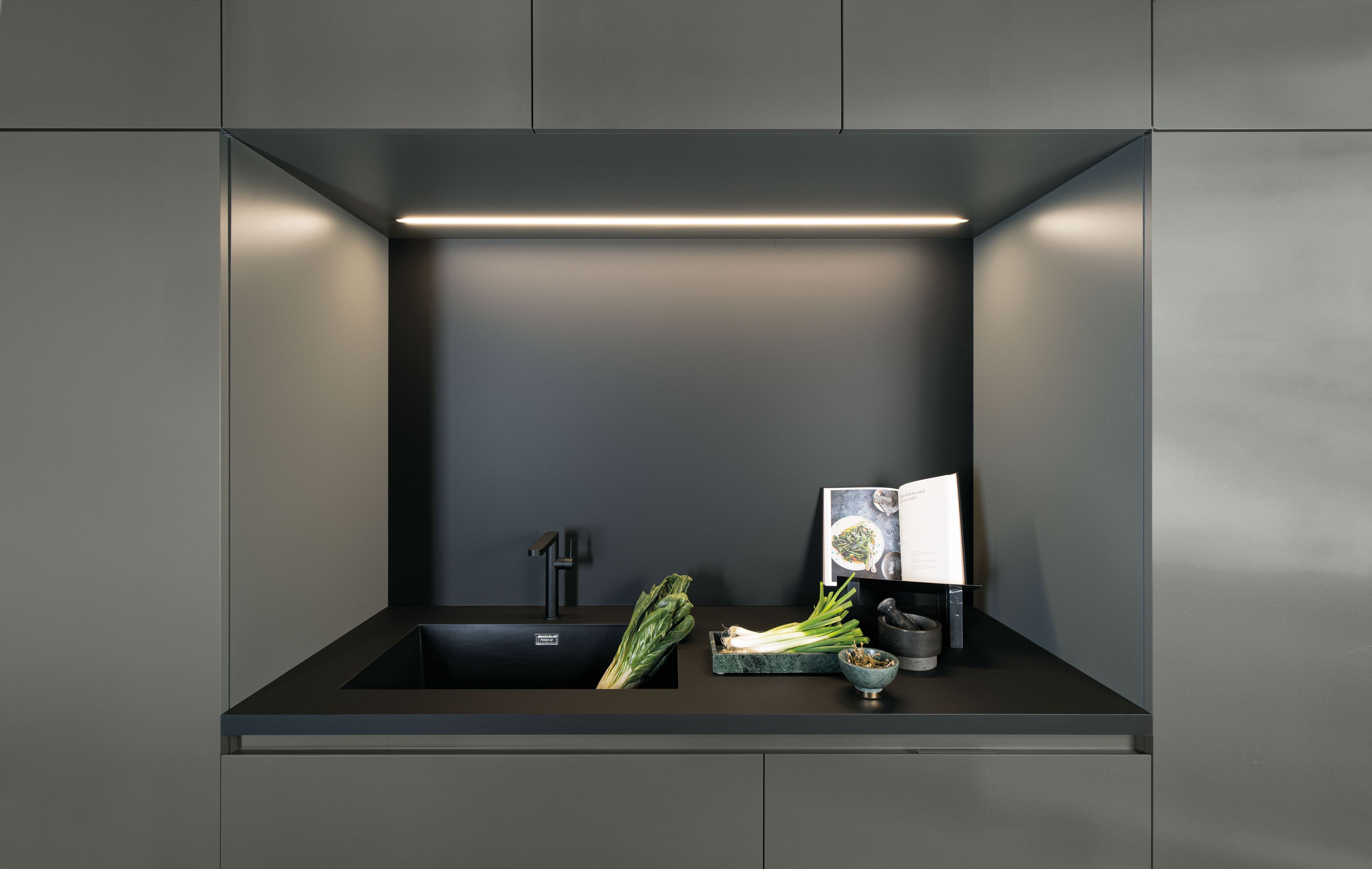 Встроенная кухня без ручек с полуостровом Euromobil Lain ARCH-00125921 - Вид №2