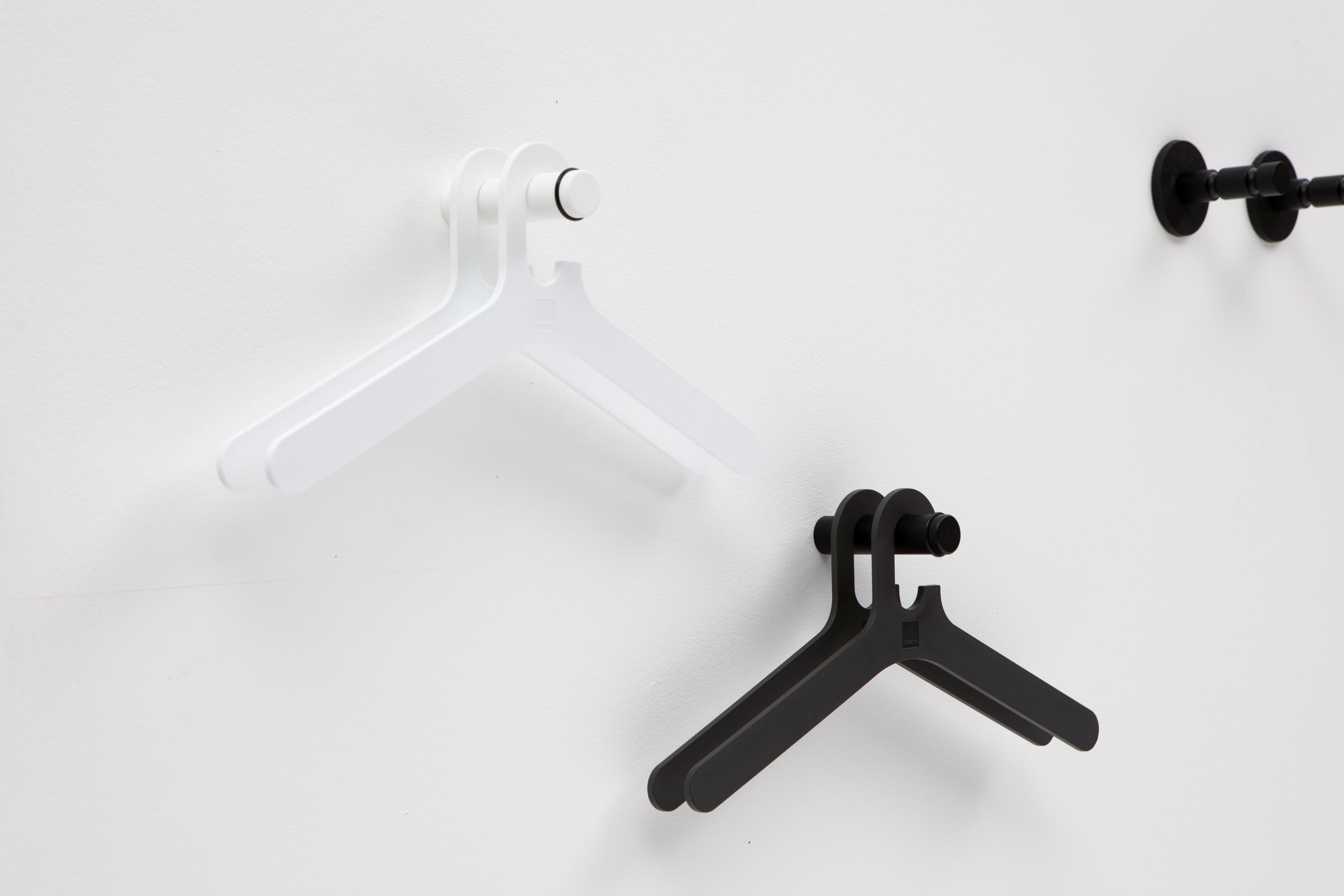 Пластиковая вешалка для одежды Cascando Полюс ARCH-00115512 - Вид №4