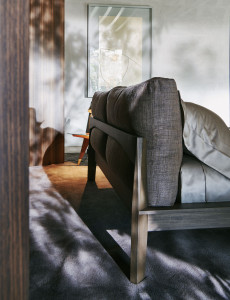 Двуспальная кровать из ткани с мягким изголовьем