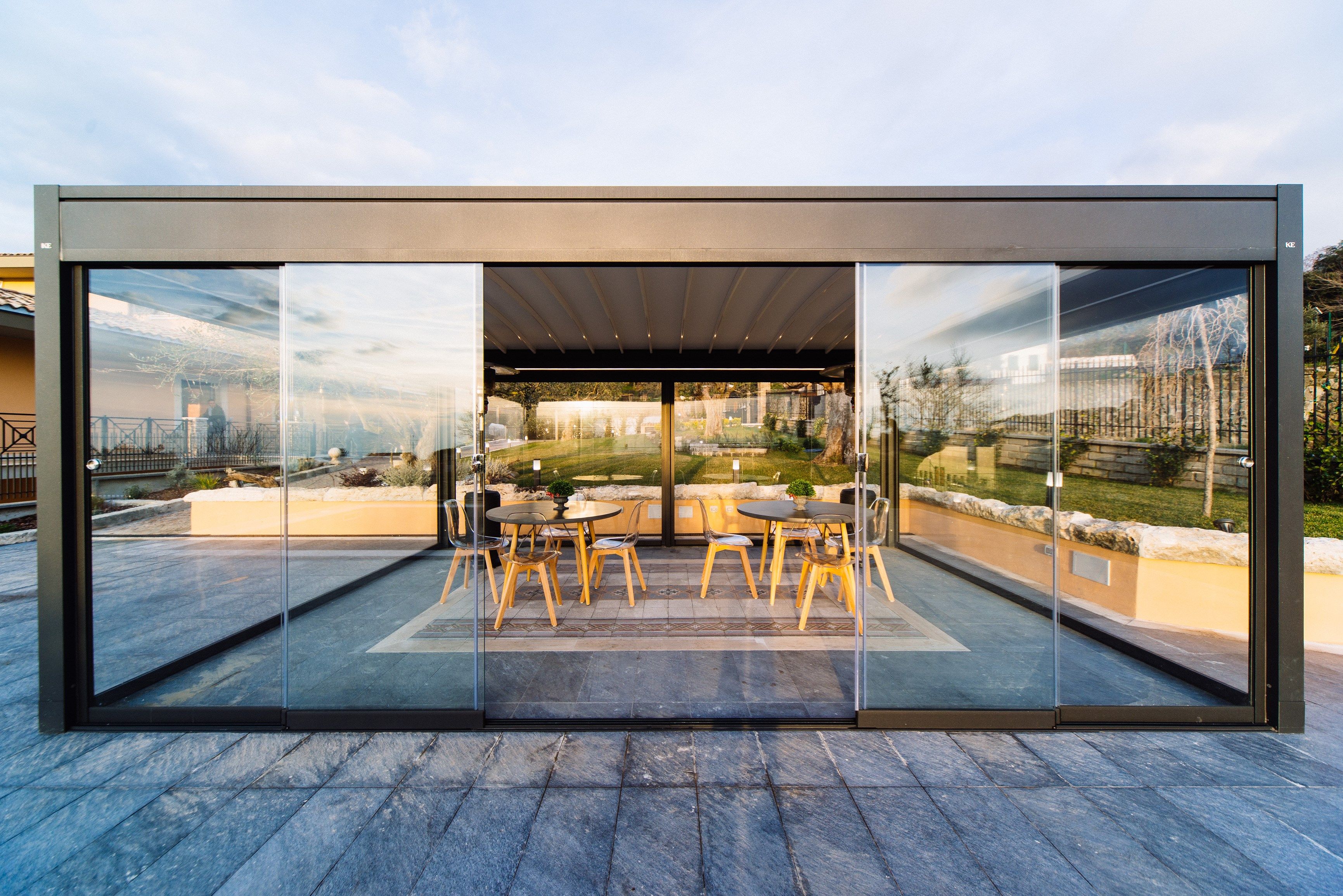 Алюминиевая самонесущая беседка с раздвижной крышкой KE Outdoor Design GENNIUS ARCH-00141203 - Вид №4