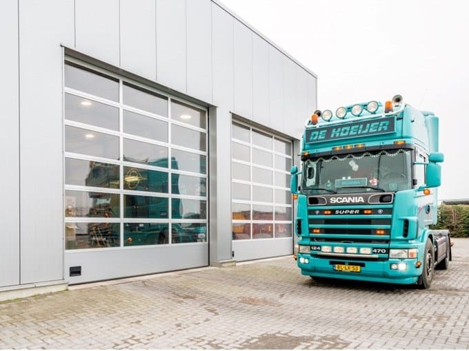 Застекленные промышленные секционные ворота ASSA ABLOY Entrance Systems ARCH-00064309