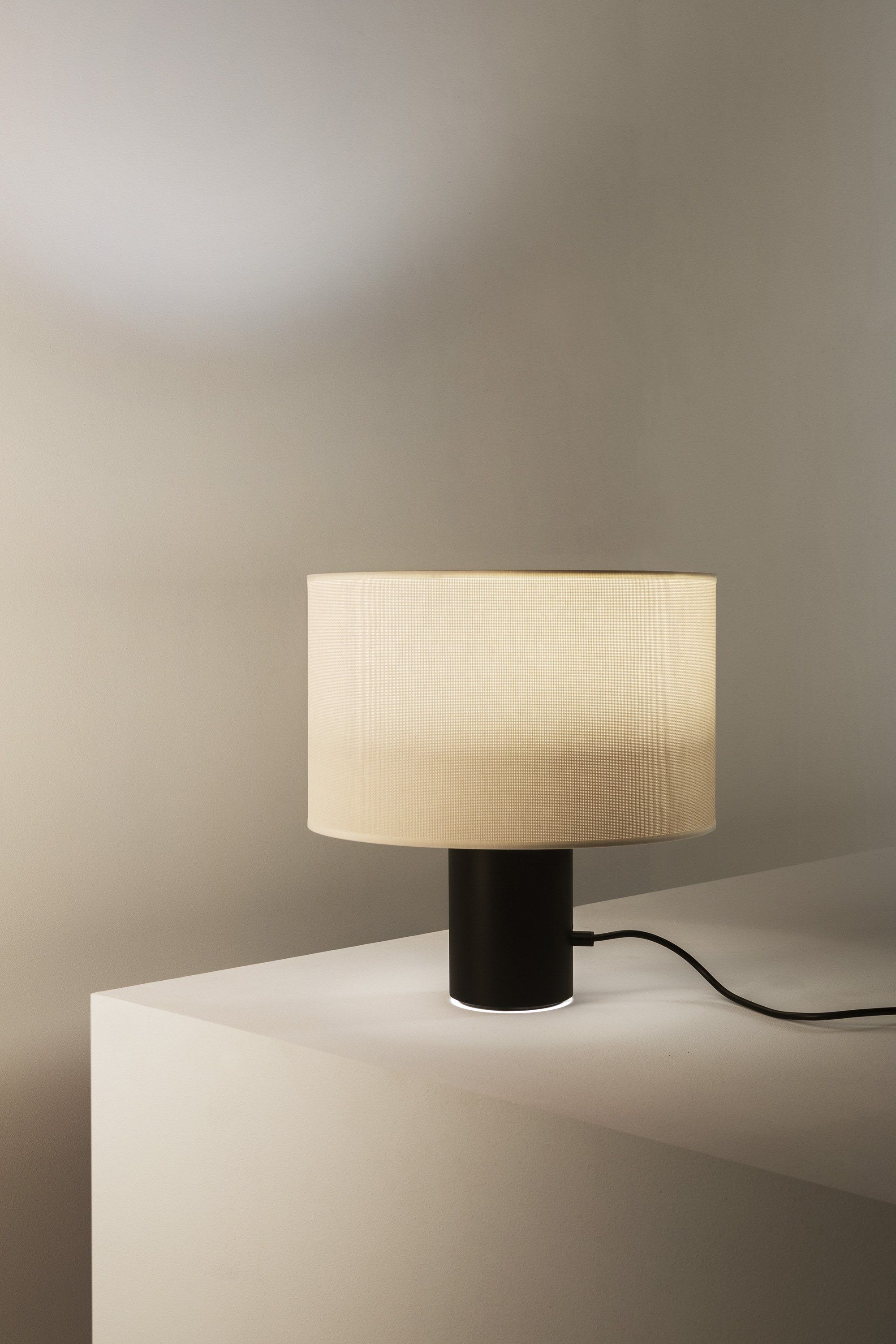 Металлическая настольная лампа с абажуром из полиэстера Estiluz ARCH-00128354 - Вид №2