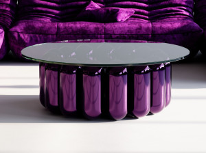 Низкий круглый журнальный столик из стали и стекла