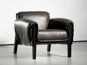 Кожаное кресло с подлокотниками