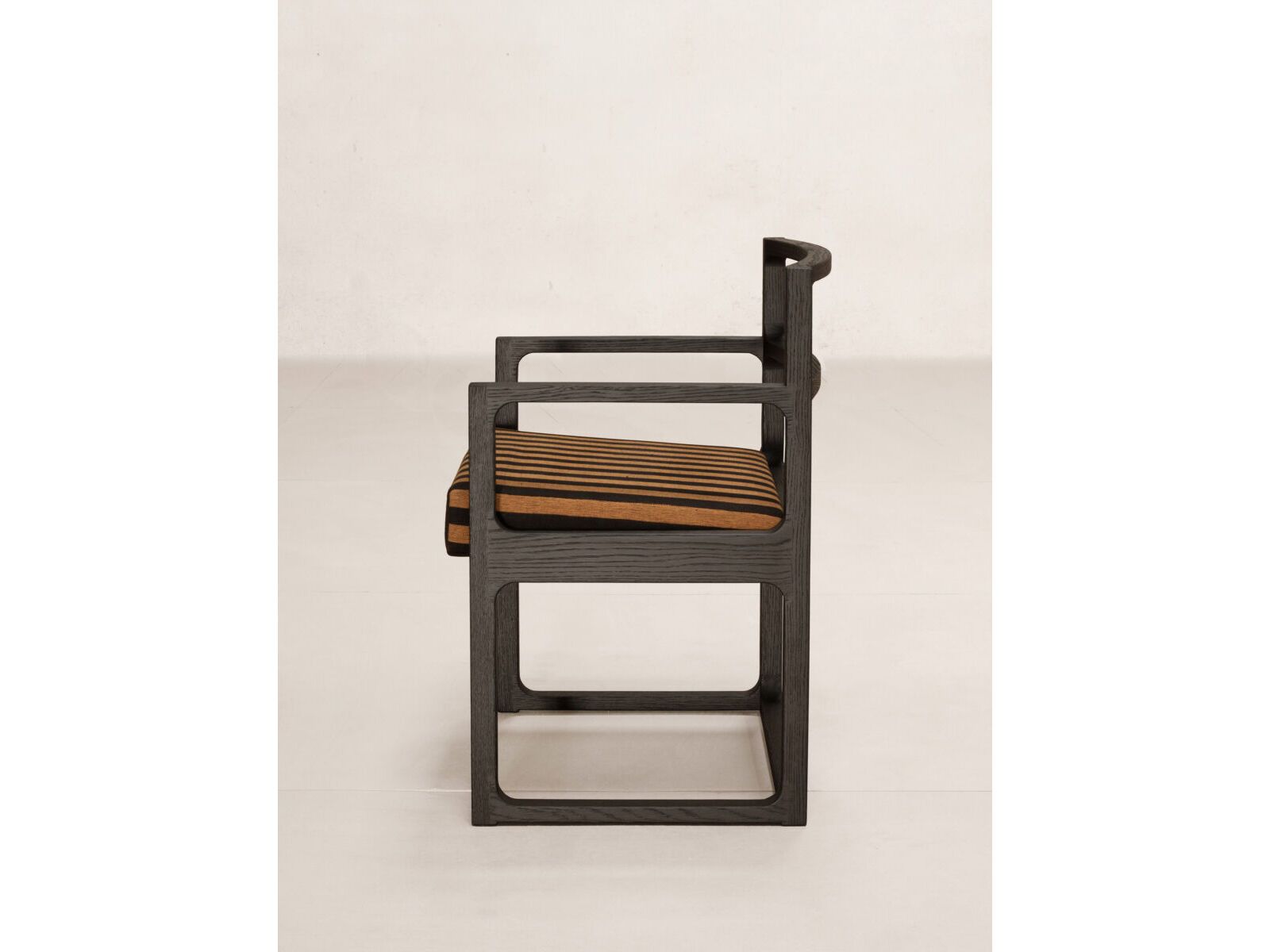 Деревянный стул с мягким сиденьем и подлокотниками Phantom Hands Джеффри Бава ARCH-00119851 - Вид №1