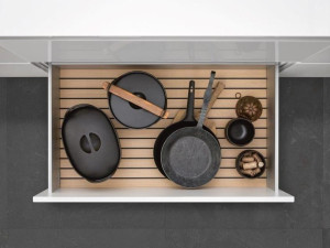 Внутреннее оборудование из алюминия, светлого дуба