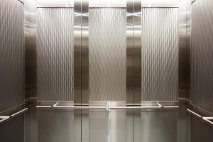 FSRT856 Внутреннее пространство лифта Levelc-2000n с верхними вставными панелями из нержавеющей стали, отделка морским камнем, углеродный узор; нижние вставные панели из нержавеющей стали, сатинированная, нестандартный рисунок эко-травления; стойки и пору
