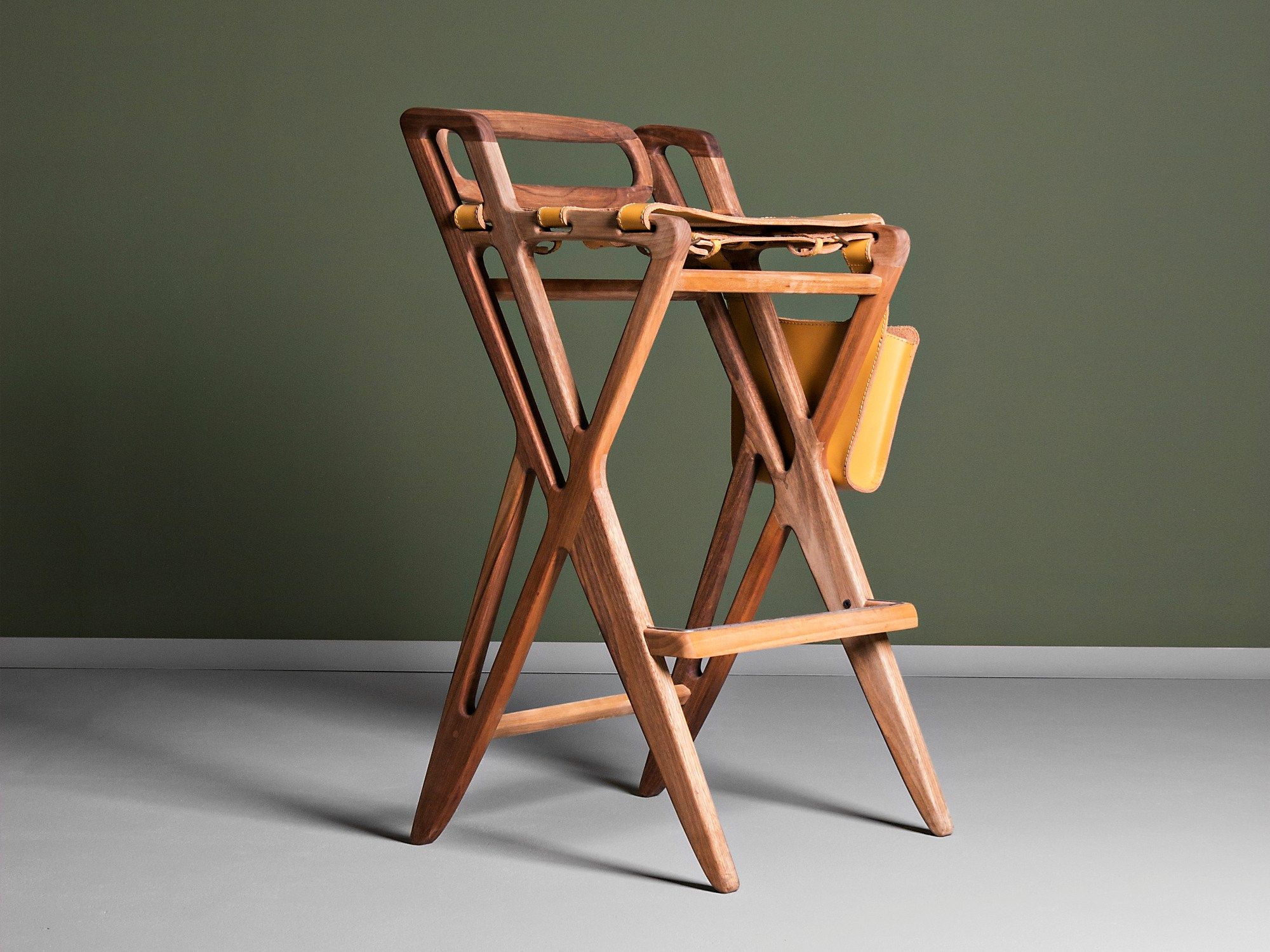 Высокий стул из массива дерева с подставкой для ног HOOKL und STOOL Triangle ARCH-00067487 - Вид №1