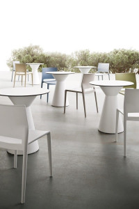 Круглый стол из инженерного пластика и столешница из Compactop®