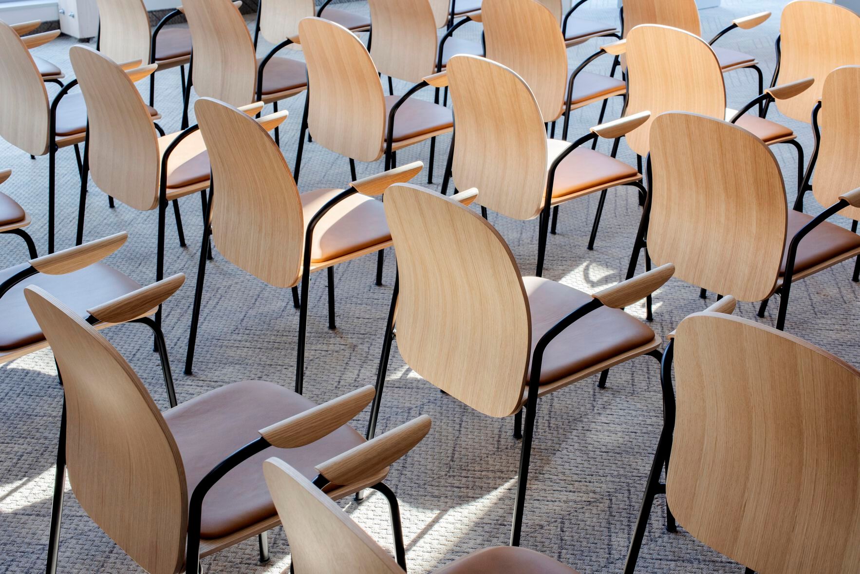 Штабелируемый стул из грецкого ореха с подлокотниками Gazzda Book ARCH-00126870 - Вид №10