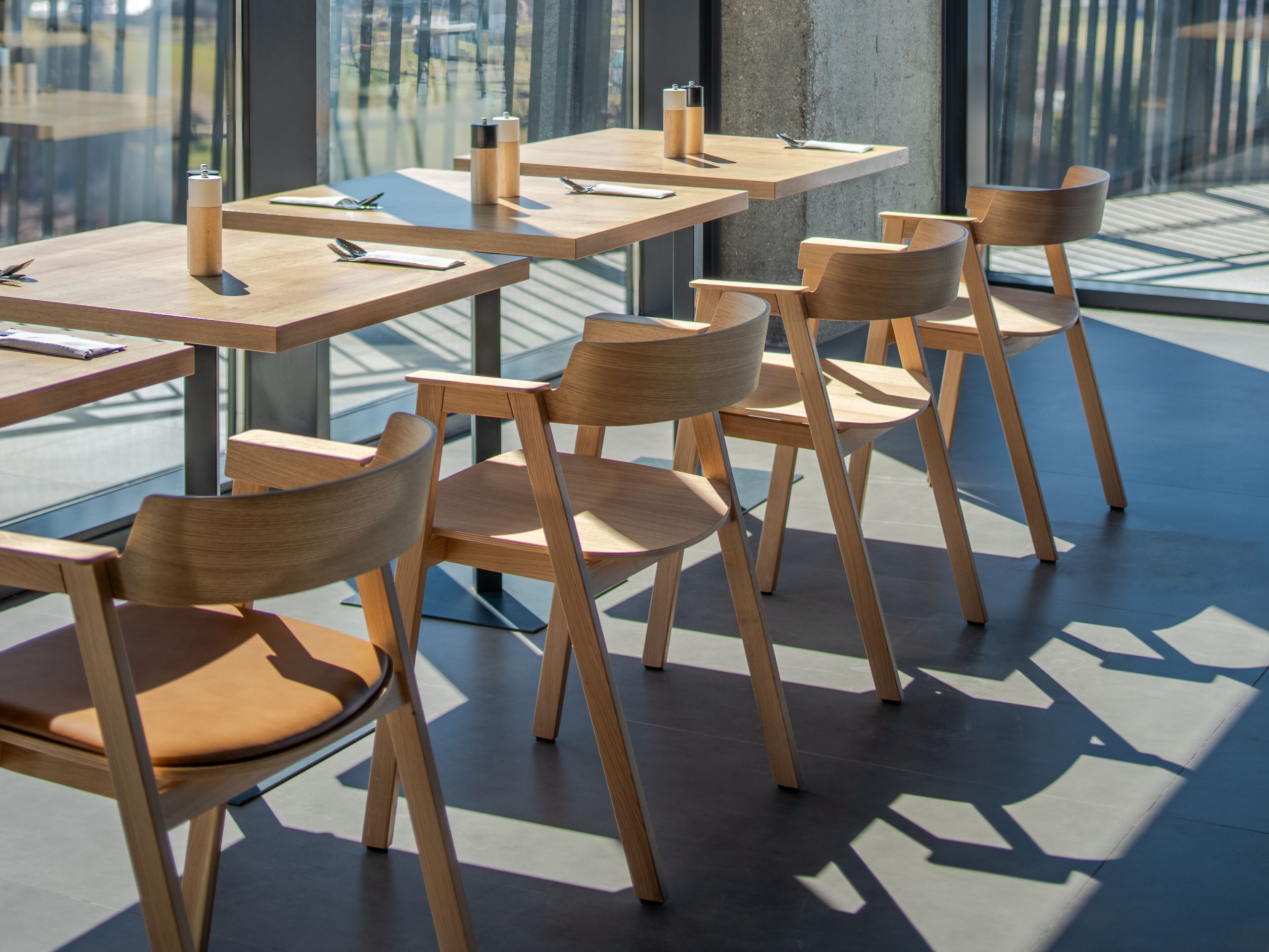 Дубовый стул с мягким сиденьем и подлокотниками Gazzda FLIP ARCH-00062894 - Вид №2