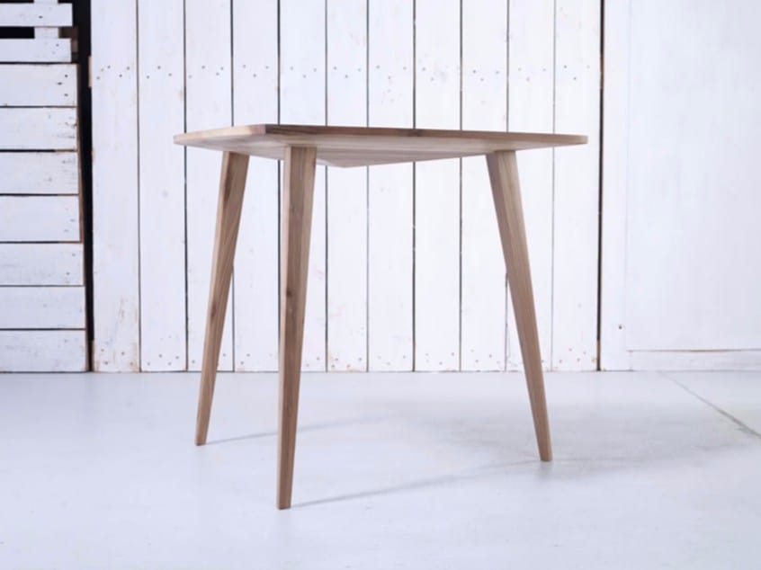 Треугольный обеденный стол из массива дерева HOOKL und STOOL Stealth ARCH-00028820 - Вид №1