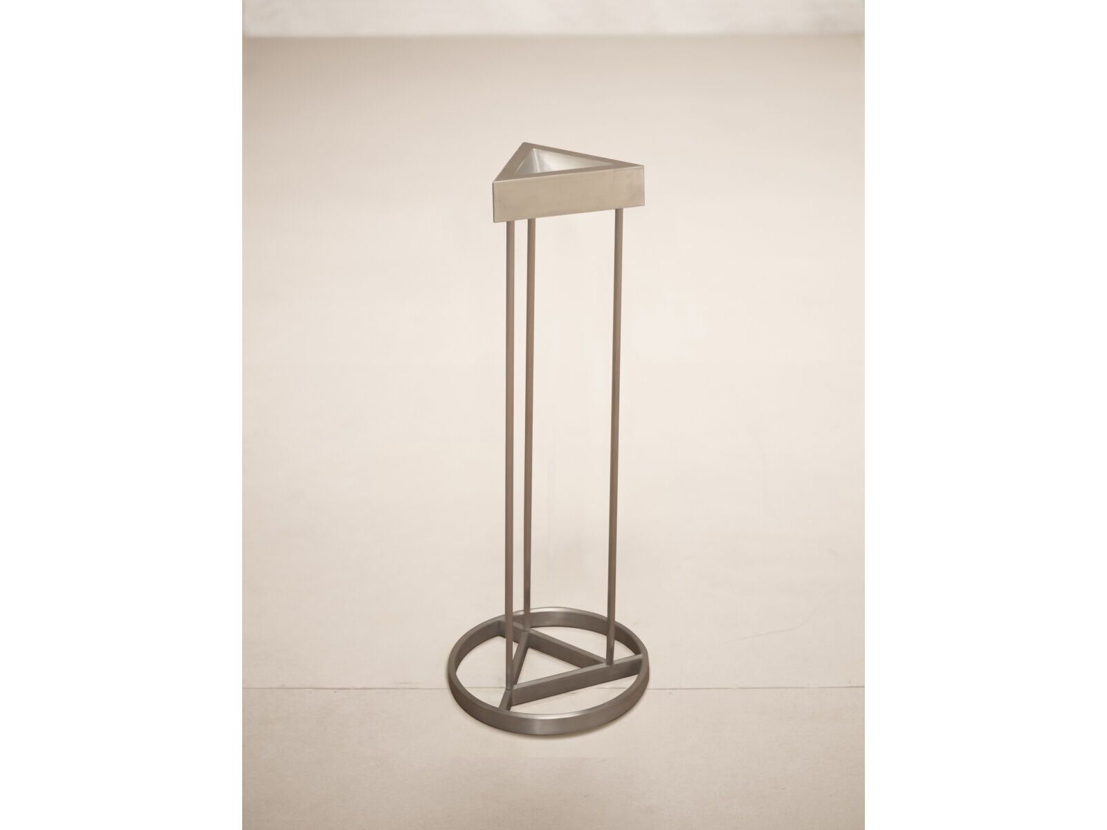 Алюминиевая пепельница для офиса Phantom Hands Джеффри Бава ARCH-00046660